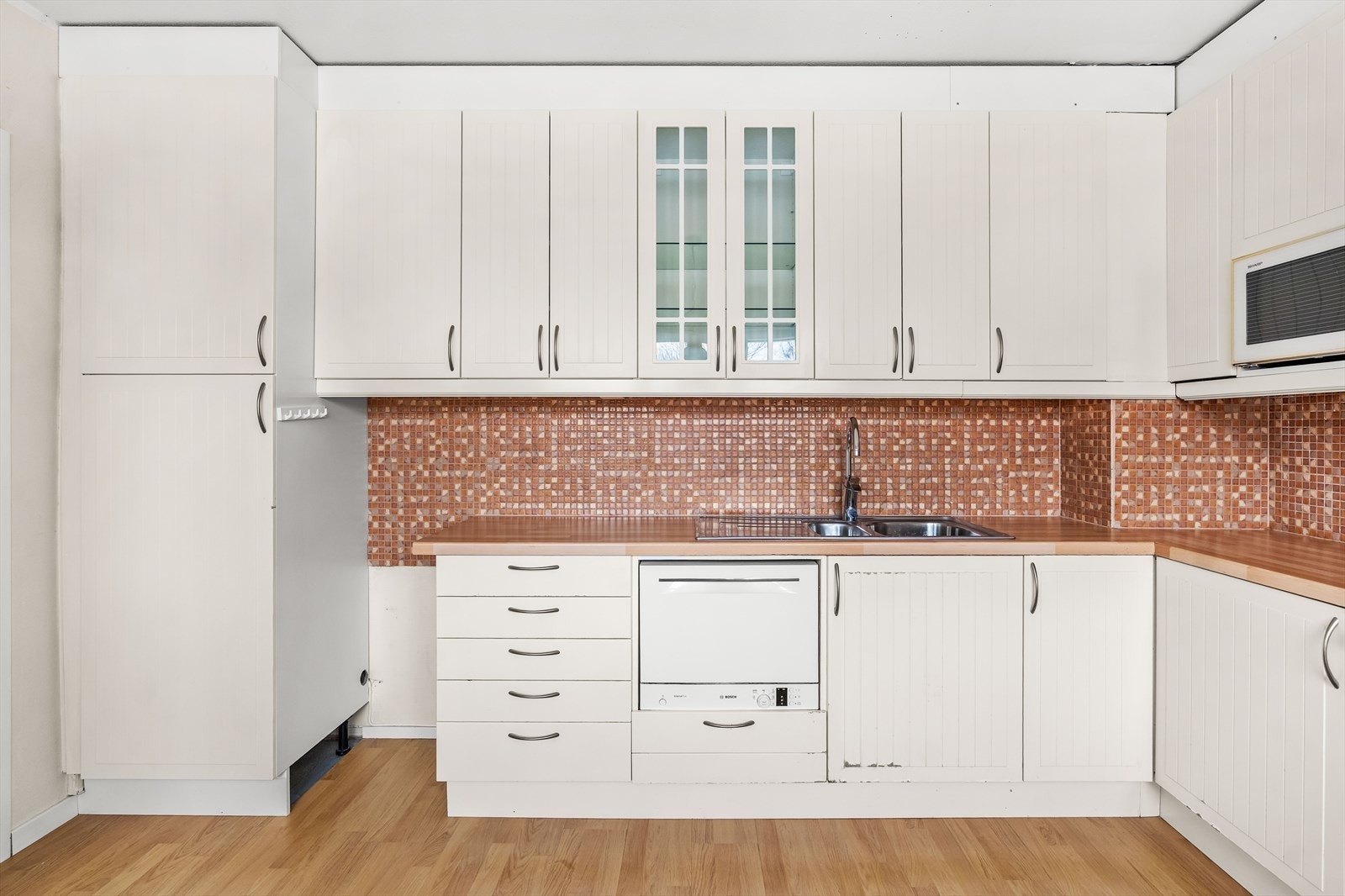 Det er komfyrvakt og vannstopper under oppvaskkummen. Galleribilde