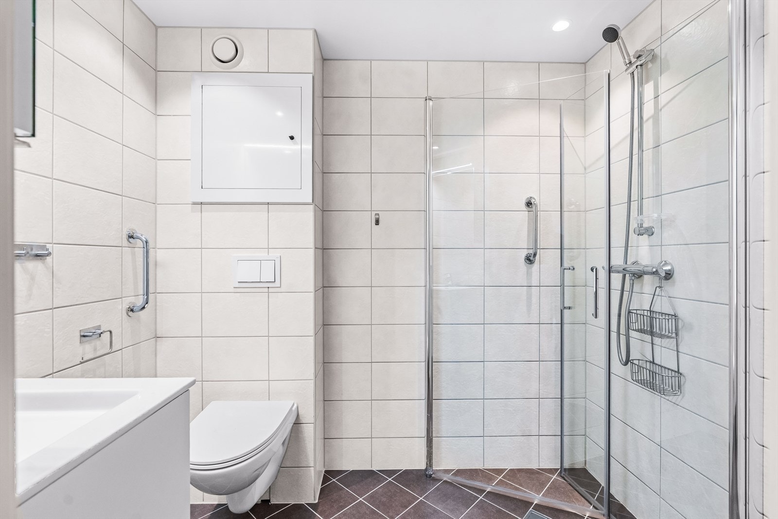 Badet har flis på gulv og flis på vegger, samt gulvvarme. Galleribilde