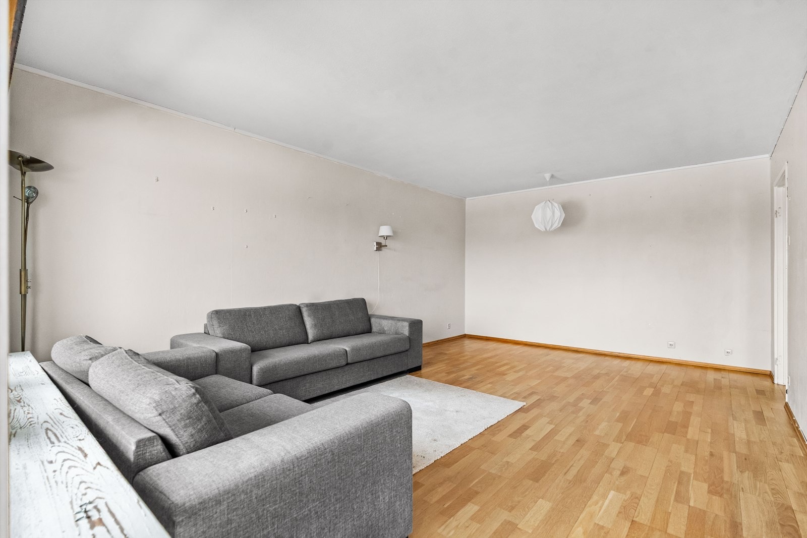 I stuen er det god plass til sofa, tv-møbel og spisegruppe. Galleribilde