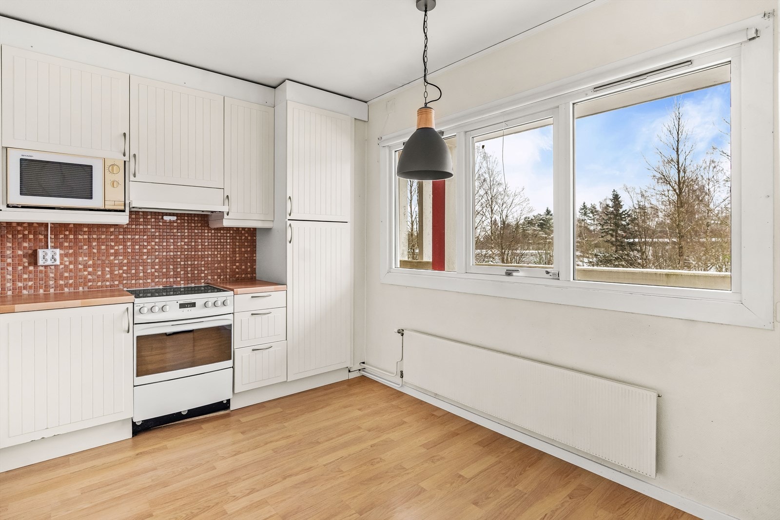 Leiligheten har et eldre kjøkken med profilerte fronter og fronter med glass. Galleribilde