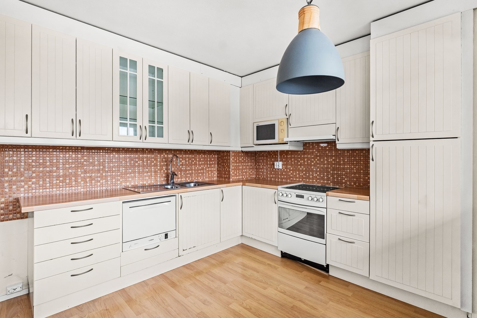 Det er montert laminert benkeplate med dobbel oppvaskkum med svingbart blandebatteri. Galleribilde