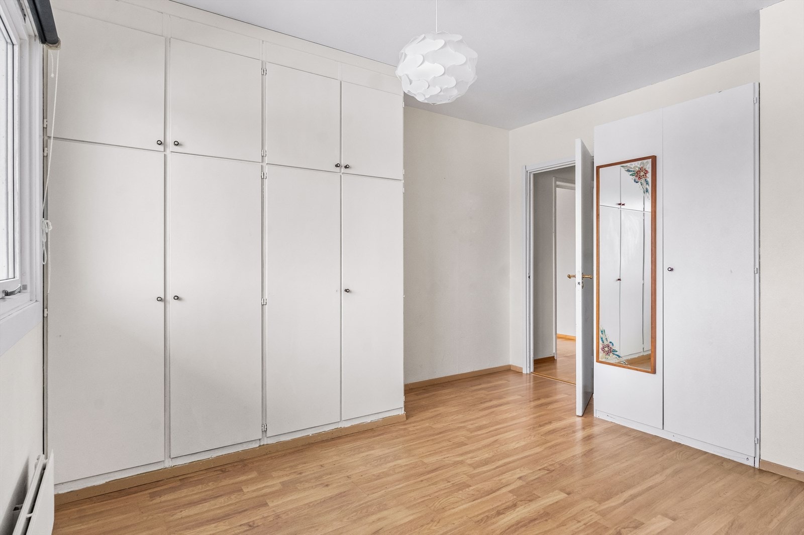 Videre er det plass til klær i garderobeløsning. Galleribilde