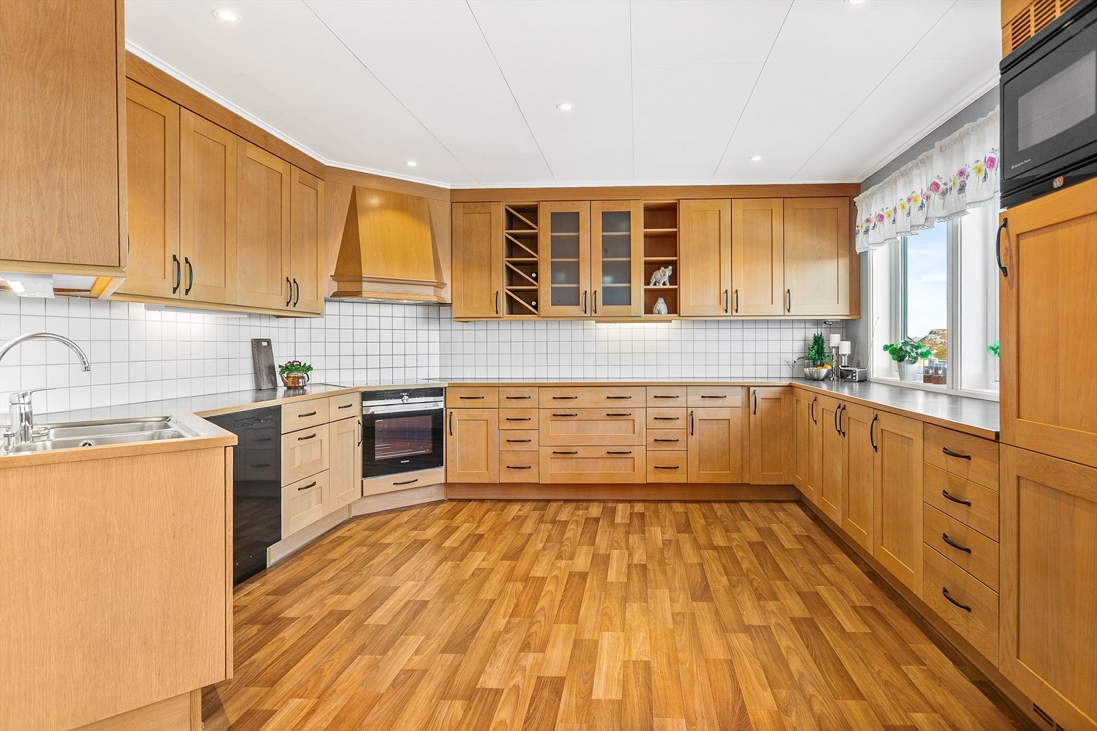 Kjøkkenet er på hele 28 kvm og består av en meget romslig heltre eike innredning fra 2004 Galleribilde