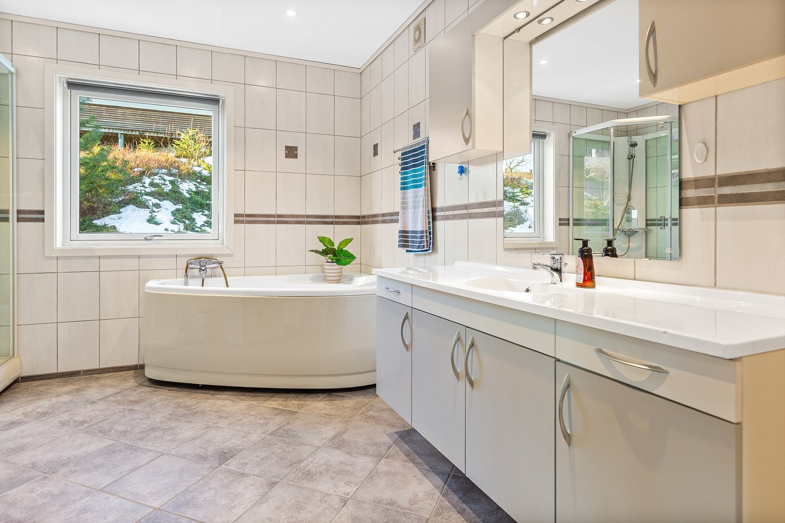 Badet er på 9 kvm og ble bygget opp i 2004 Galleribilde