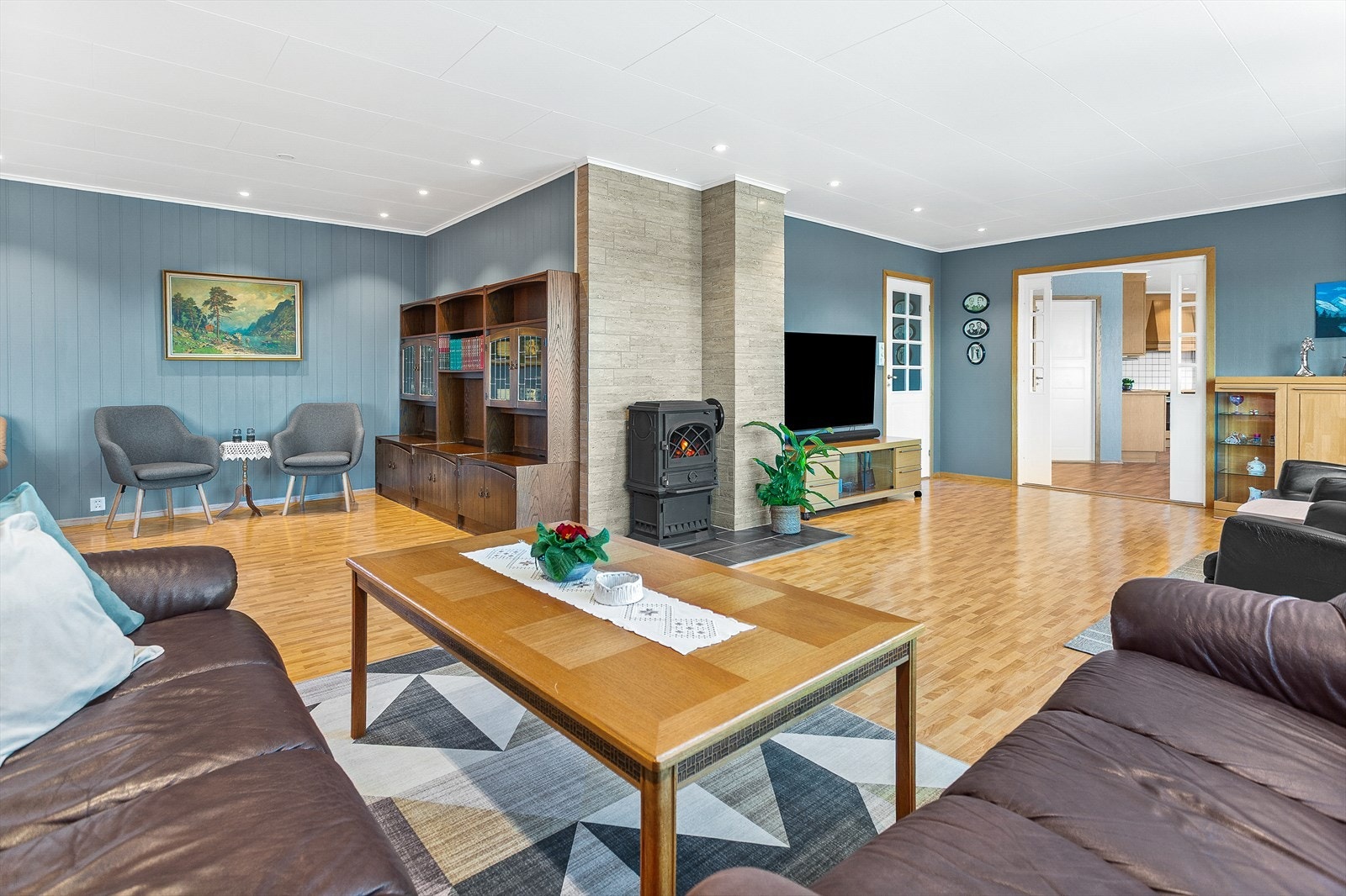 Det er vedfyring og varmepumpe som bidrar til oppvarmingen Galleribilde