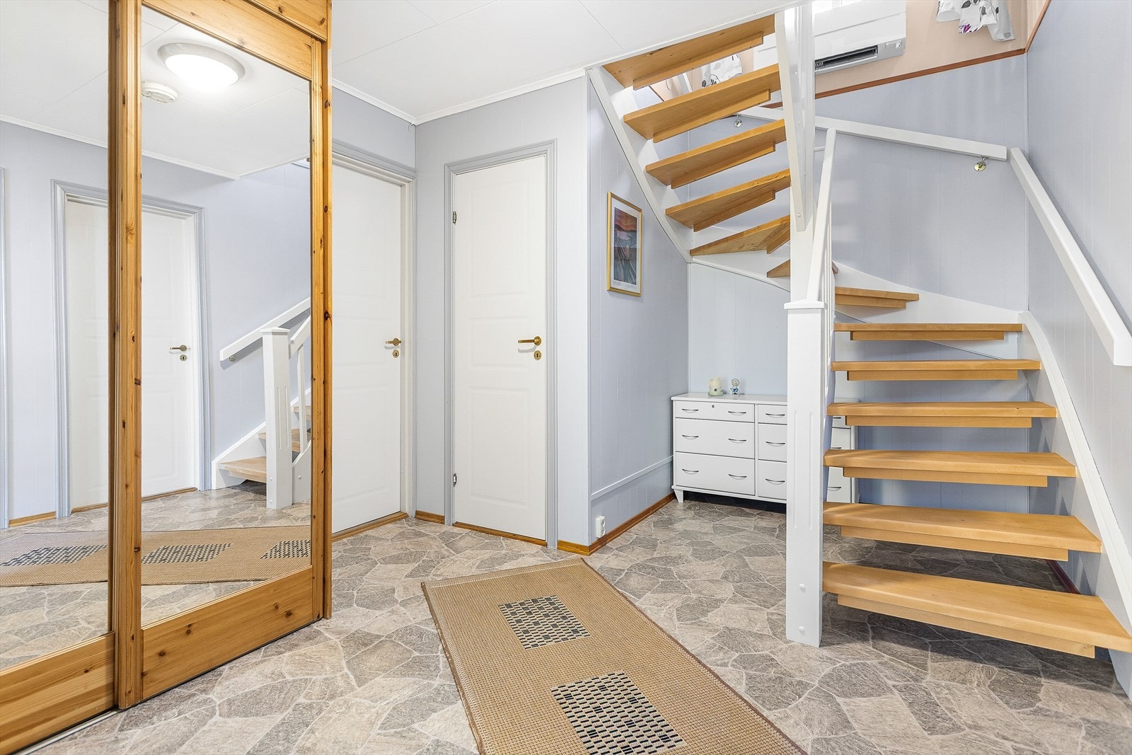 Det er også montert varmepumpe i gangen Galleribilde