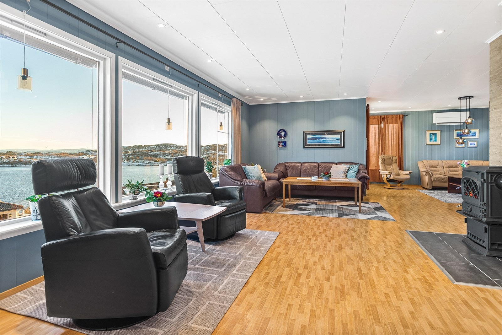 Stuen er på hele 50 kvm, legg merke til den fantastiske utsikten Galleribilde