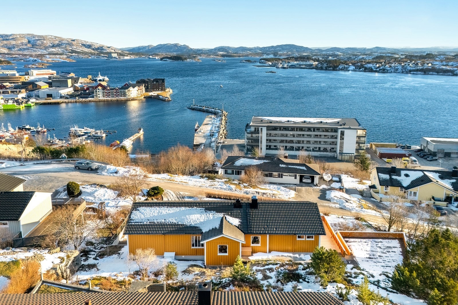 Pent opparbeidet uteområde med asfaltert innkjørsel, flislagt gulv i garasjen og med el-billader er noen av fasilitetene her Galleribilde