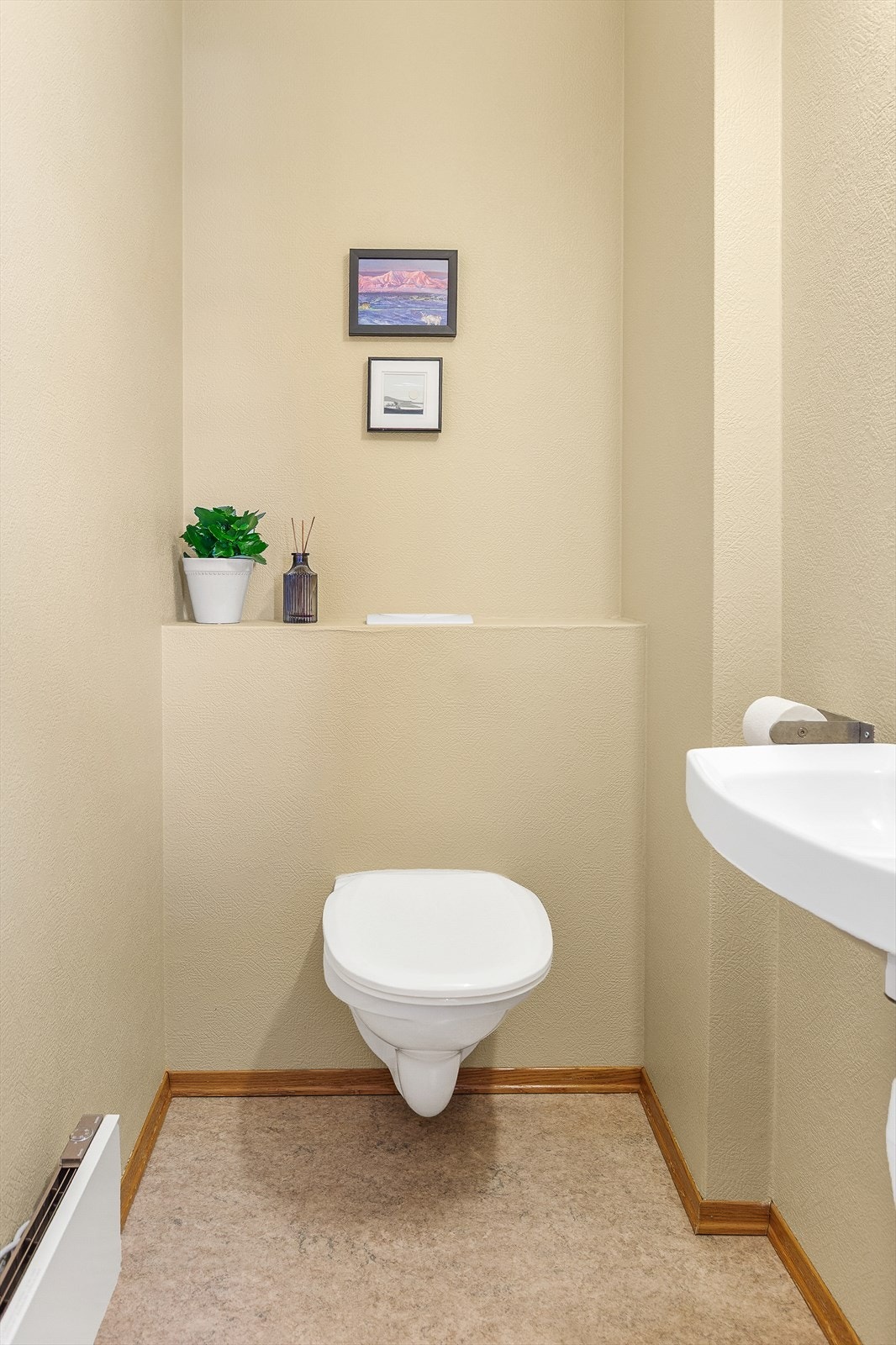 Ved siden av badet er det også en WC Galleribilde