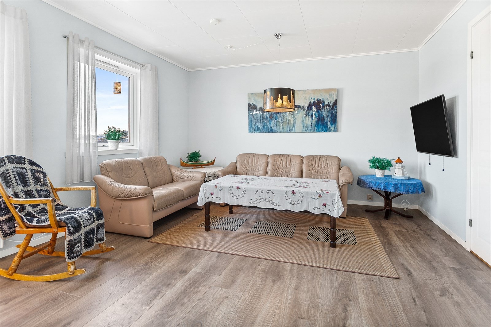 I underetasjen er det en hybelleilighet med gang, stue, kjøkken og sovealkove samt bad Galleribilde