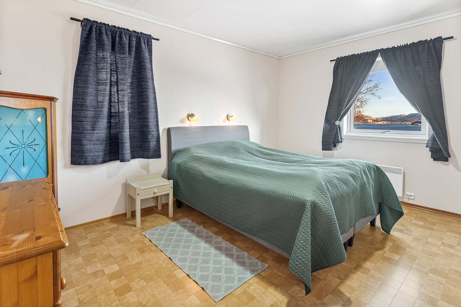 Det er tre soverom i hovedetasjen, og det største er på hele 15 kvm Galleribilde