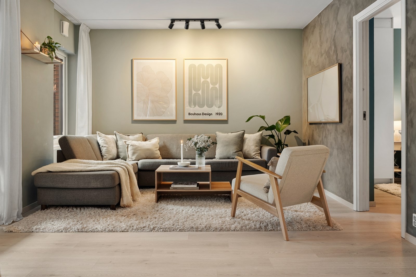 Leiligheten varmes opp via radiatorer tilkoblet sentralvarme. Varmtvann/oppvarming er inkludert i borettslagets felleskostnader. Galleribilde