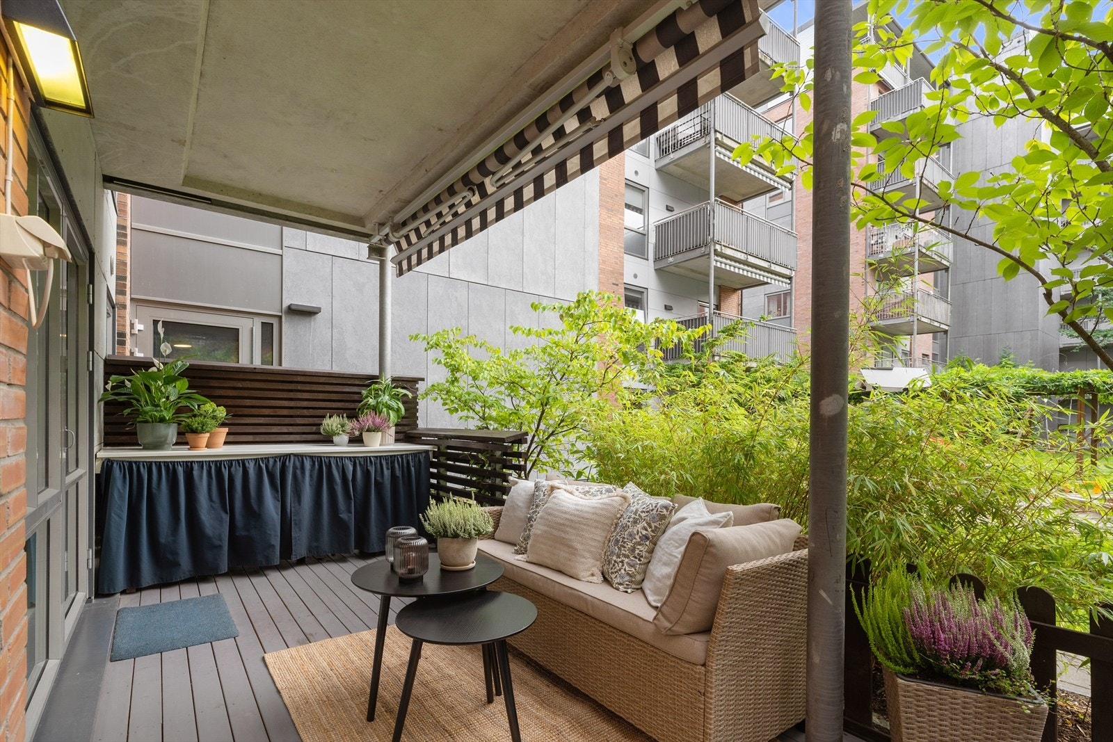 Terrassen fungerer som en naturlig forlengelse av stue- og kjøkkenområdet. Selger opplyser at det er sol på midtsommer fra ca kl. 13.00 til 18.00. Galleribilde