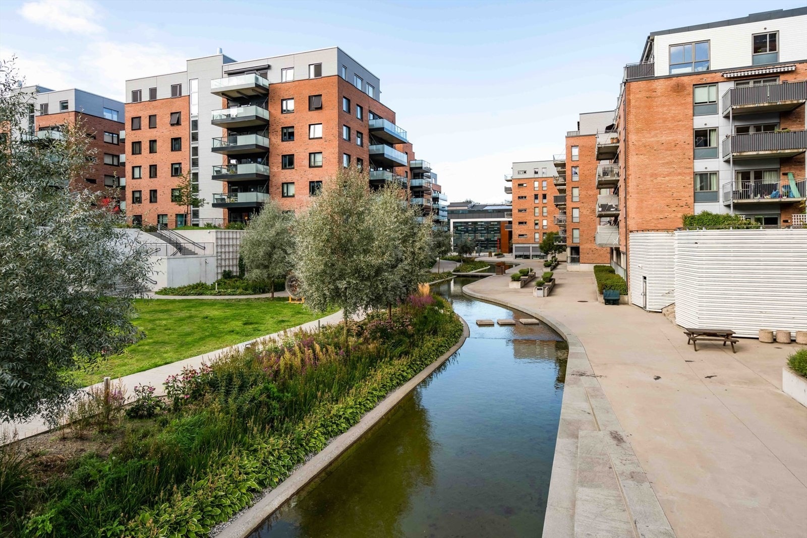 Fra Kværnerbyen har du turmuligheter både langs Alnaelva og den spesielle Svartdalen. Turområdene innbyr både til en rolig spasertur og til jogging i fin natur. Galleribilde