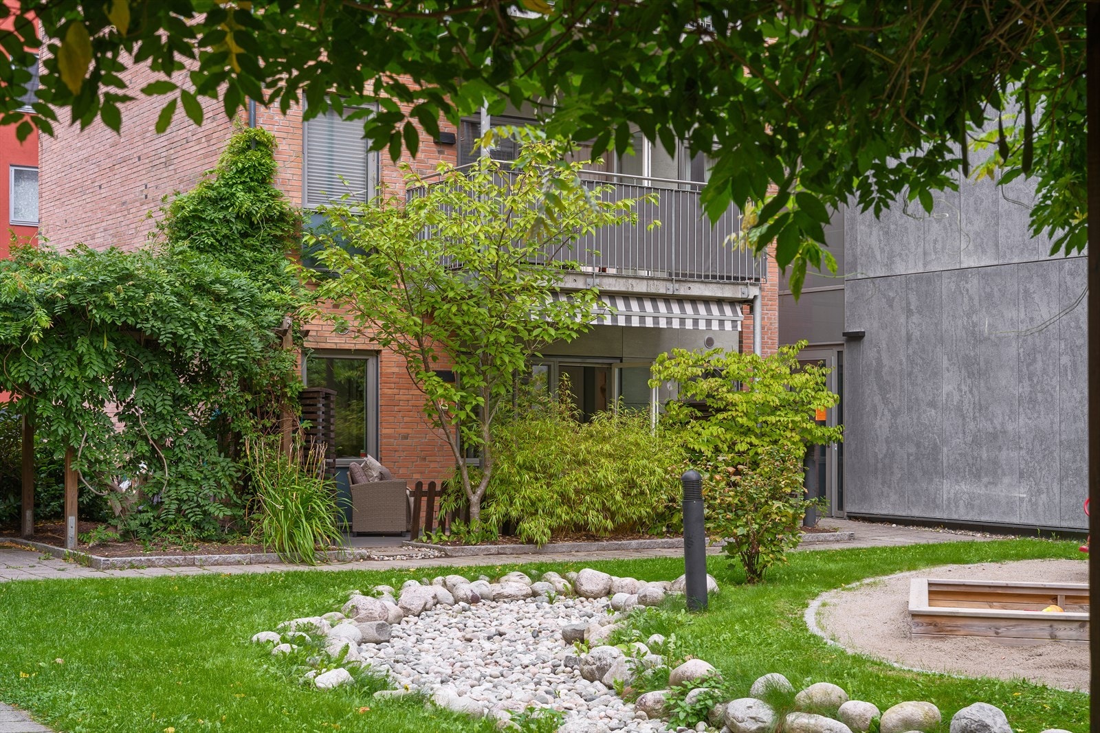 Skjermet beliggenhet med privatliv, og direkte utgang til borettslagets fellesarealer. Perfekt for barnefamilier. Galleribilde