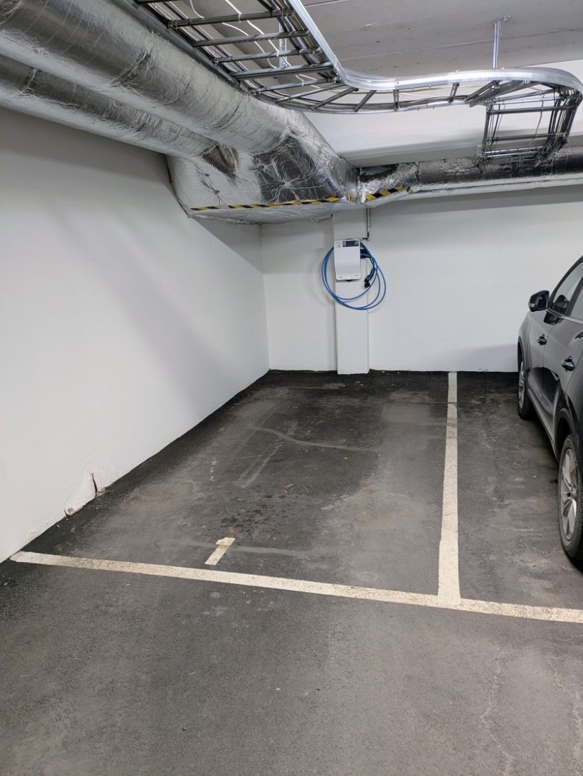 Denne andelen disponerer garasjeplass 50001. Parkeringsplassen er tilrettelagt for EL- bil. Det er heisadkomst til parkeringsplassen. Galleribilde