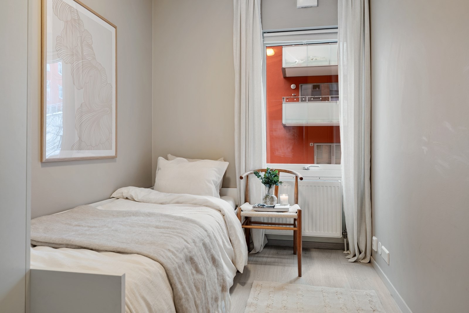 Gjennomgående store vindusflater gir leiligheten et lyst og luftig preg med rikelig naturlig lys. Galleribilde