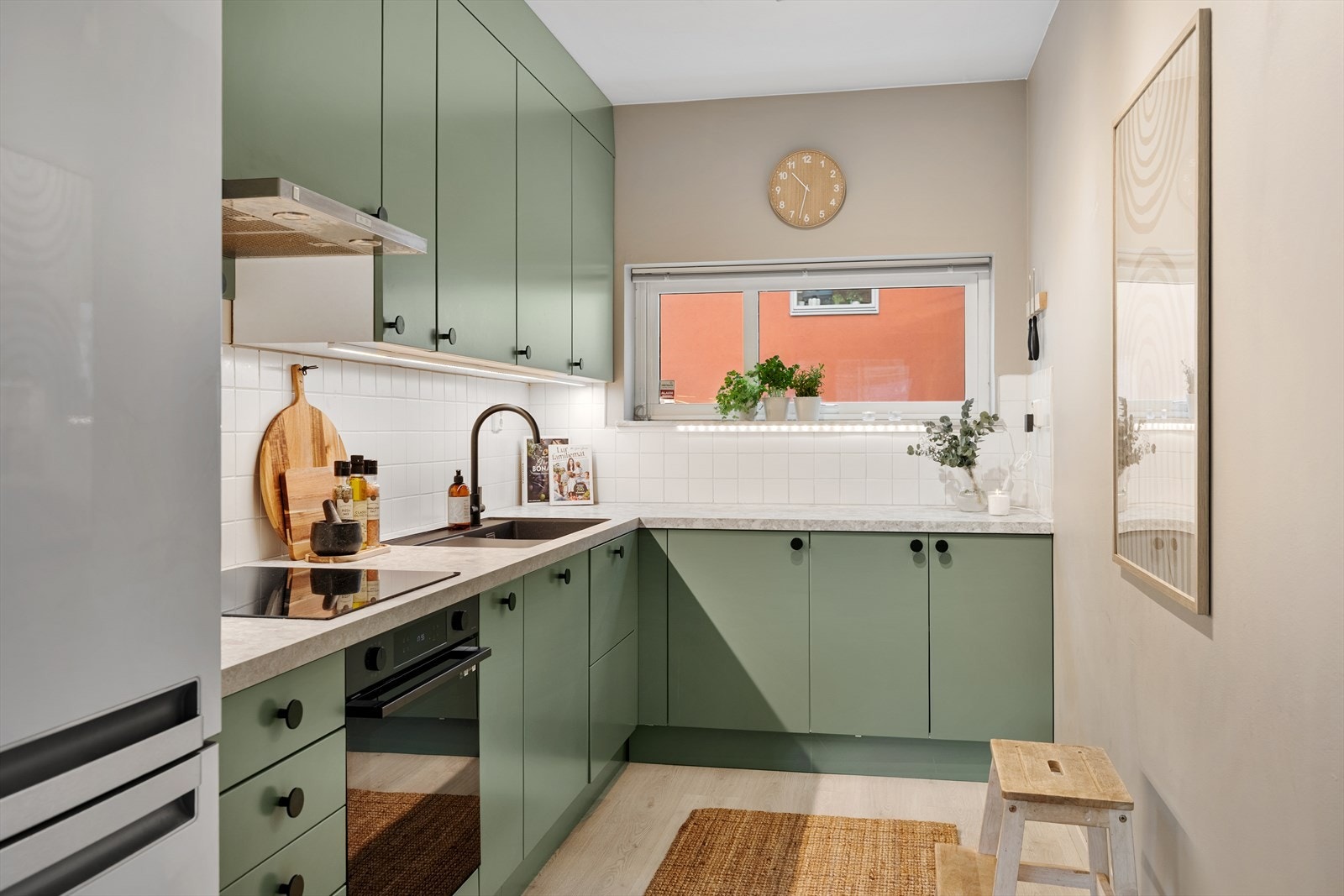 Lekkert nytt kjøkken fra Epoq (2024) med integrerte hvitevarer, herunder stekeovn, oppvaskmaskin og platetopp. Galleribilde