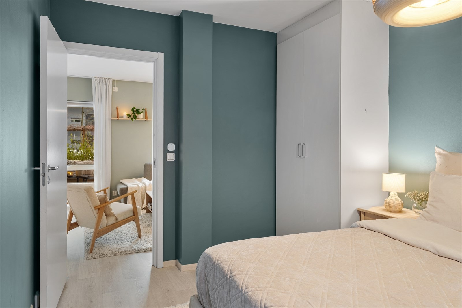 Garderobeskap med full takhøyde medfølger. Himlingshøyde målt til 2.53 m. Galleribilde