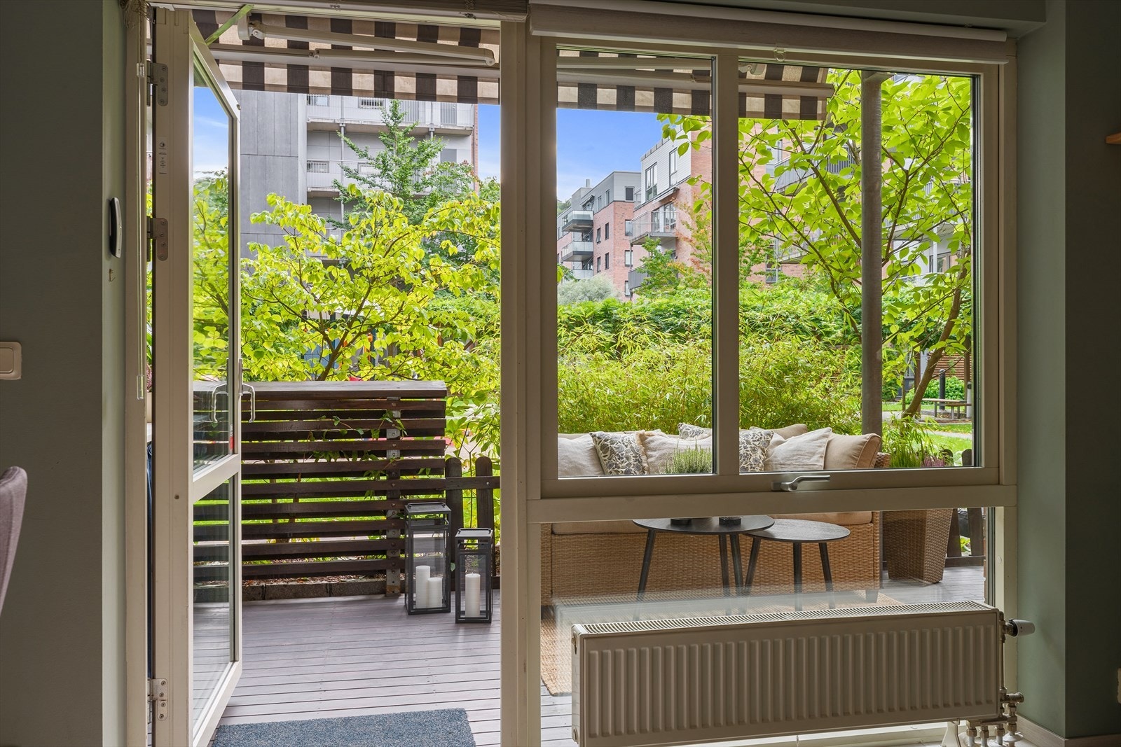 Fra stuen er det direkte utgang til en herlig sydøstvendt terrasse på ca. 13 kvm. Galleribilde