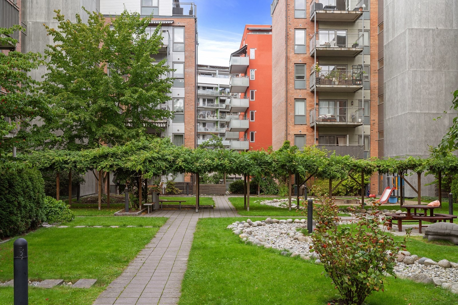 Borettslagets fellesarealer er pent opparbeidet med grøntarealer og prydbusker. Galleribilde