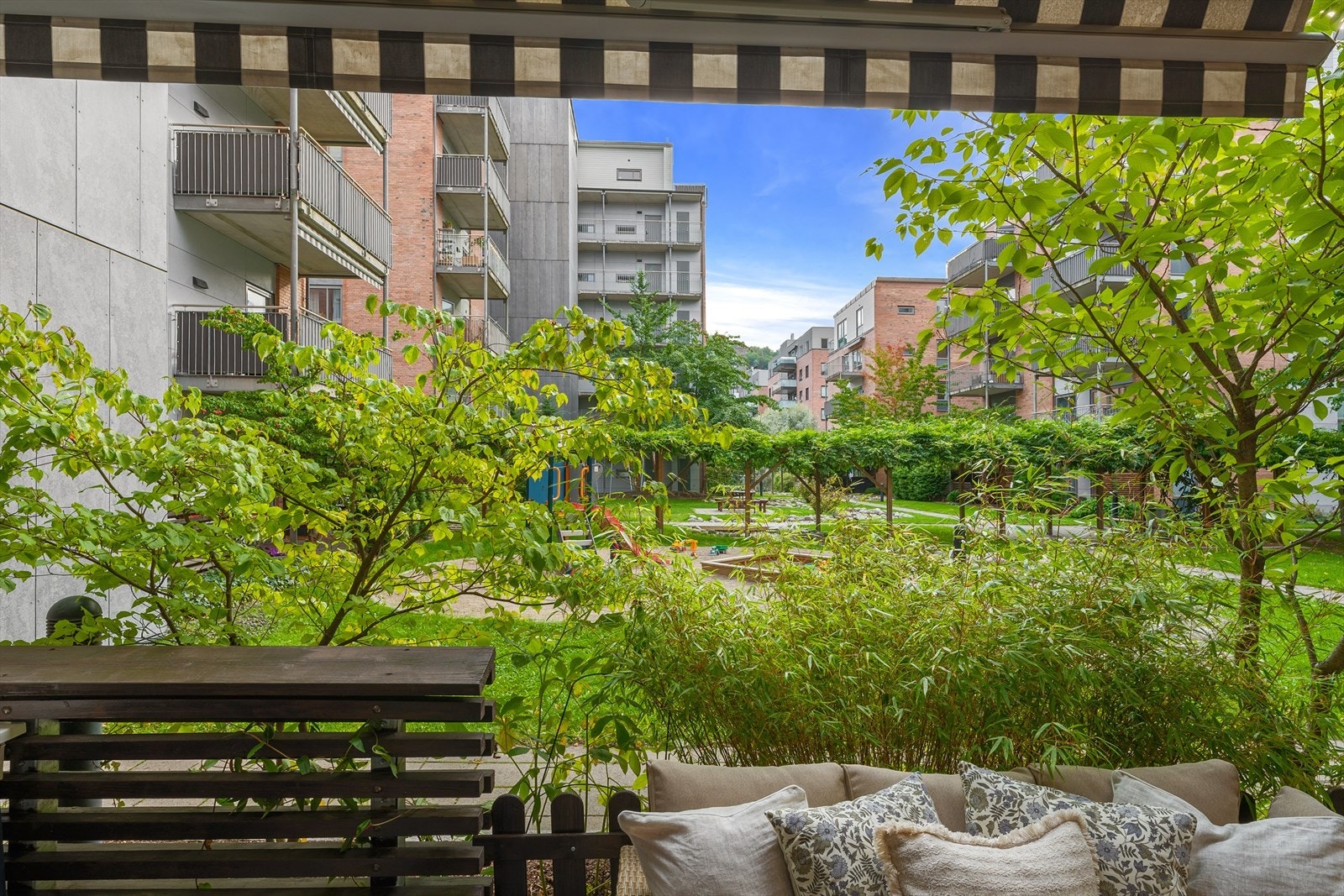 Fra terrassen er det enkel adkomst til borettslagets flotte, grønne parkområder. Galleribilde