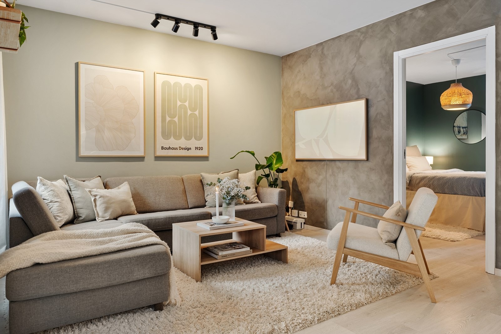 Fra stuen er det adkomst til boligens hovedsoverom, og samtlige soverom er praktisk plassert med en attraktiv planløsning. Galleribilde