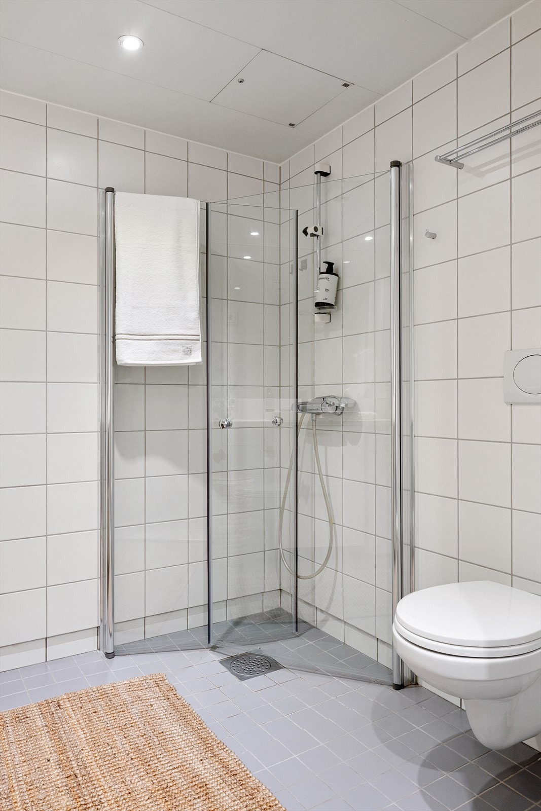 Badet ble modernisert i 2025 med nytt blandebatteri, servant, benkeplate og skap. Galleribilde