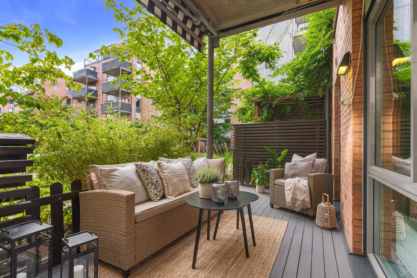 Leiligheten ligger i byggets 2. etasje og inneholder entré, stue, kjøkken, 3 soverom, innvendig bod og bad. I tillegg disponerer leiligheten en ekstern bod i kjeller på 5 kvm. Galleribilde