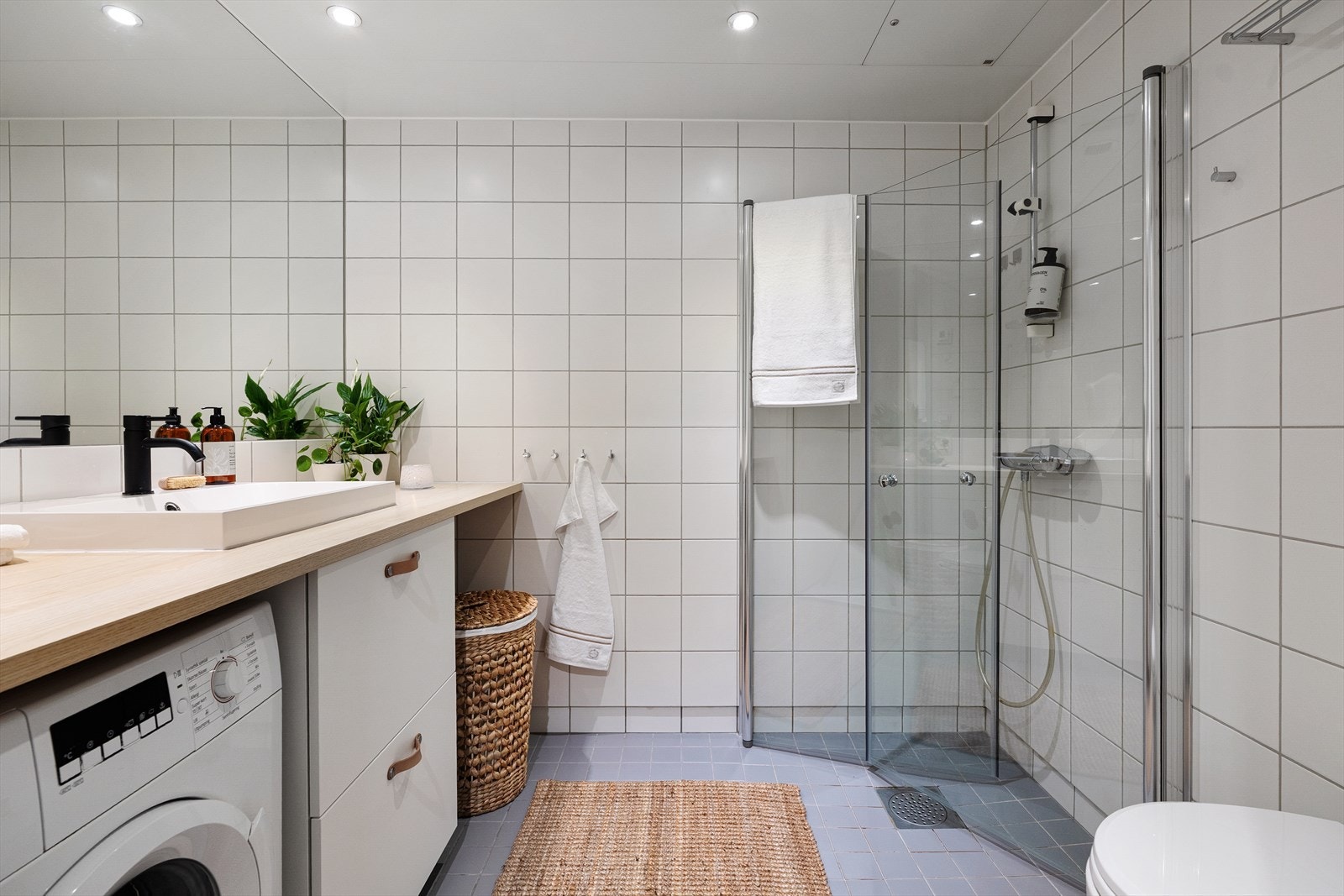 Delikat flislagt bad med varmekabler og downlights. Galleribilde