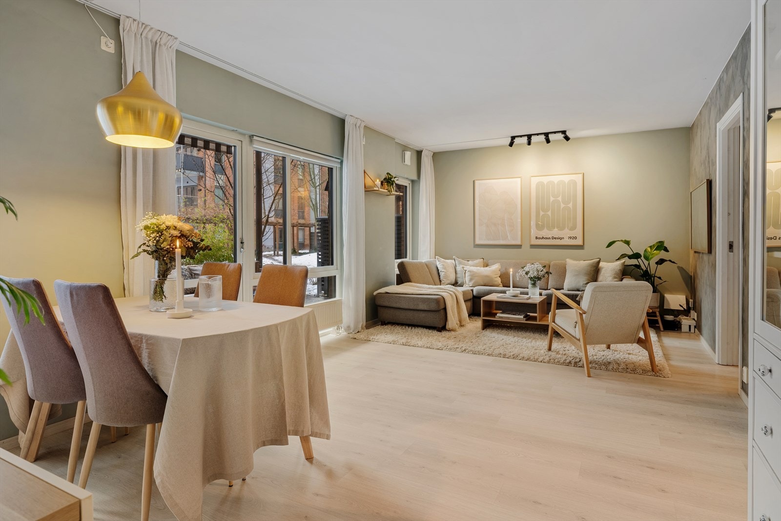 Benjamin Ådna v/Nordvik har gleden av å presentere denne innbydende og moderne 4-roms leiligheten med stor terrasse, heis og parkeringsplass med El- lader. Foto: Henrik Sporsheim v/Tigerstaden Boligfoto AS. Galleribilde