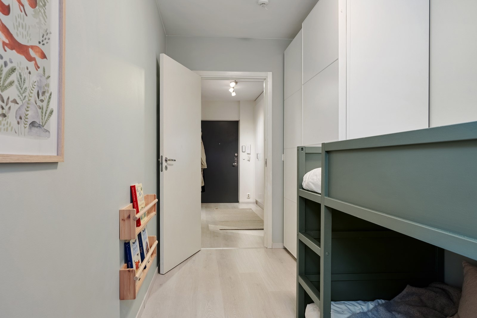 Stor skyvedørsgarderobe medfølger. Galleribilde