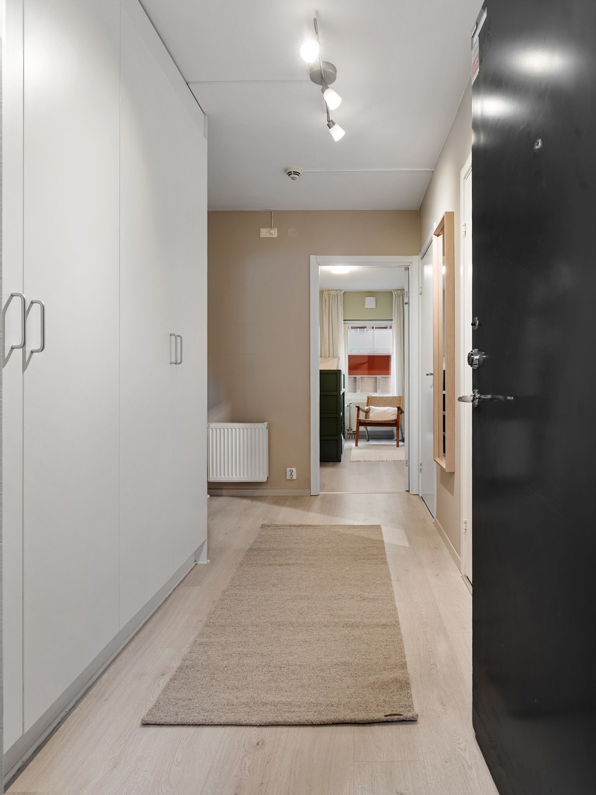 Innbydende entré som skaper en fin overgang mellom leilighetens ulike rom. Galleribilde