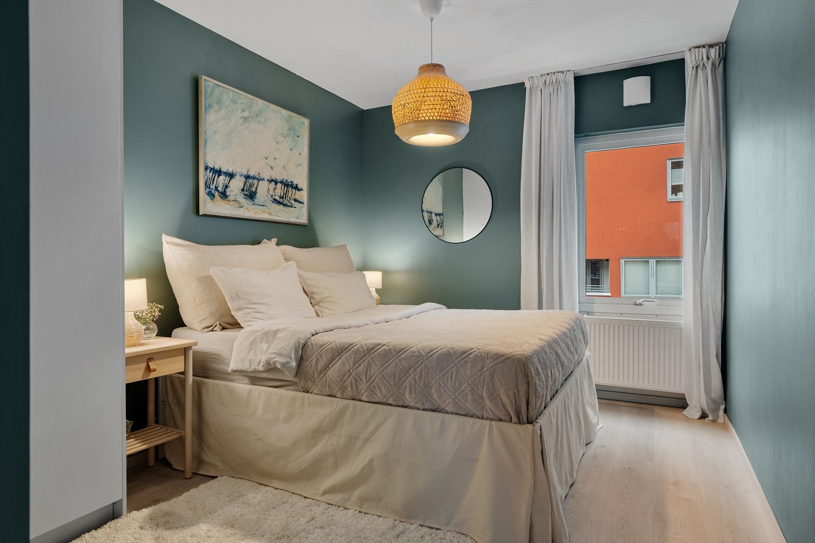 Lunt og romslig hovedsoverom med innredning bestående av stor dobbeltseng med tilhørende nattbord og garderobeskap. Galleribilde