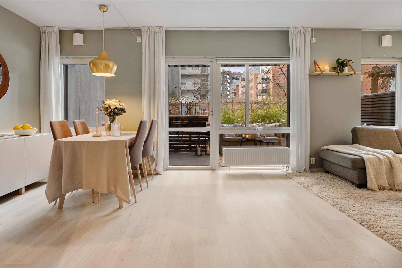 Velkommen inn! Lys og romslig stue med store vindusflater som slipper inn rikelig med naturlig lysinslipp. Galleribilde