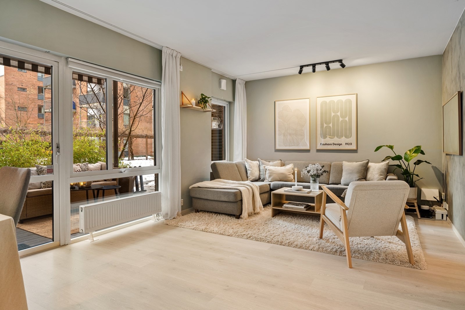 Leiligheten har fleksible møbleringsmuligheter og lar seg enkelt møblere med med sofakrok, tv-møblement og spisebord. Galleribilde