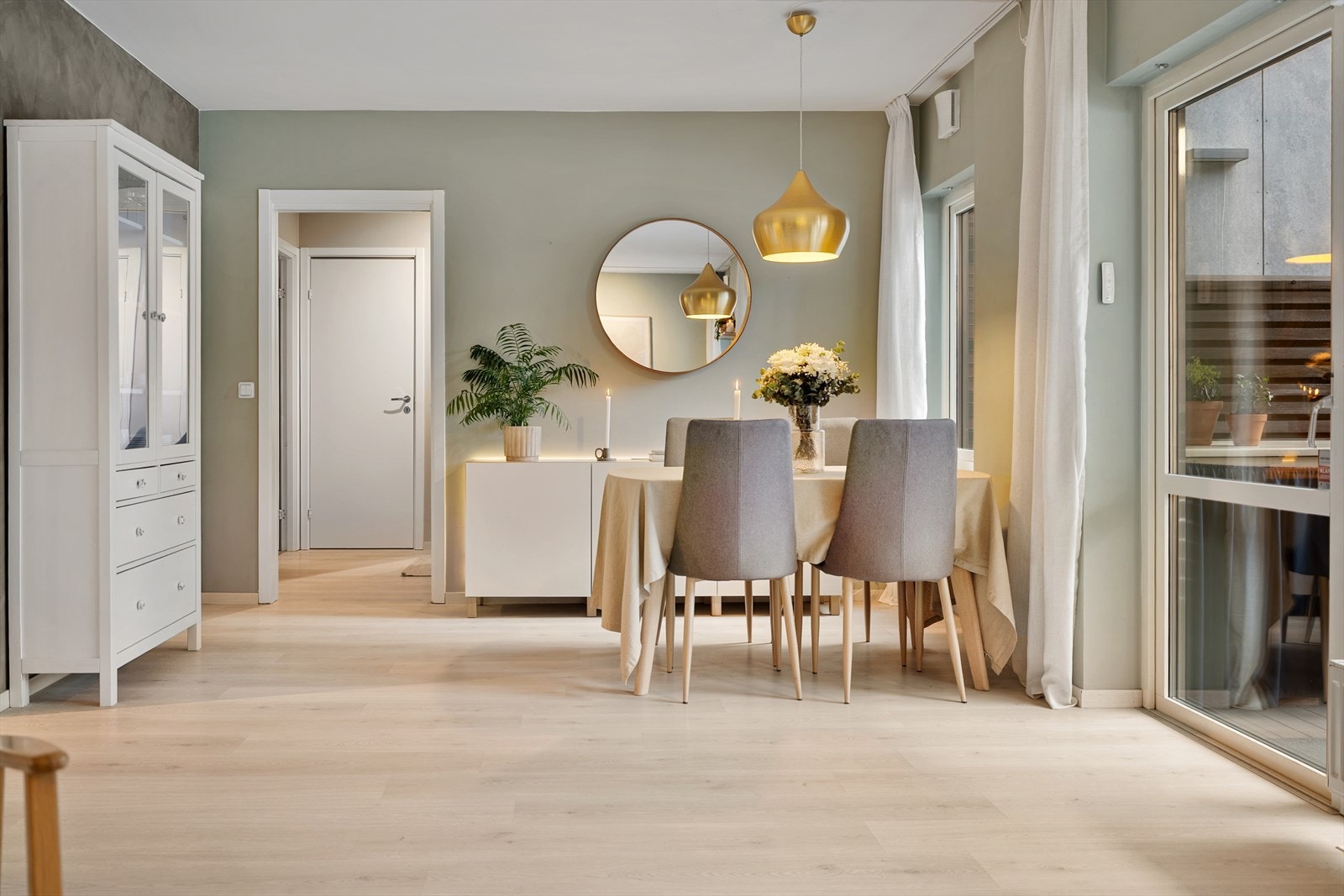 Naturlig plass til spisebord, perfekt for å samle venner og familie til hyggelige måltider! Galleribilde