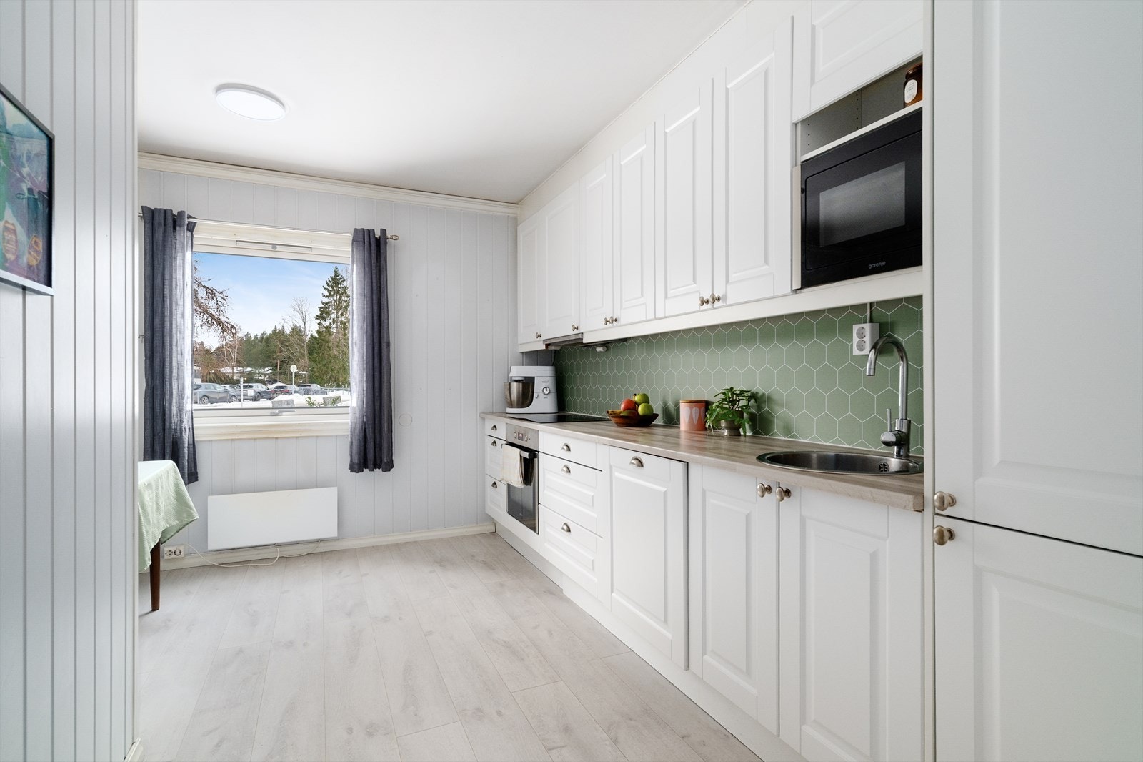 Hvitevarer som induksjon platetopp, stekeovn, mikrobølgeovn, oppvaskmaskin og kjøl-/ fryseskap er integrert. Galleribilde