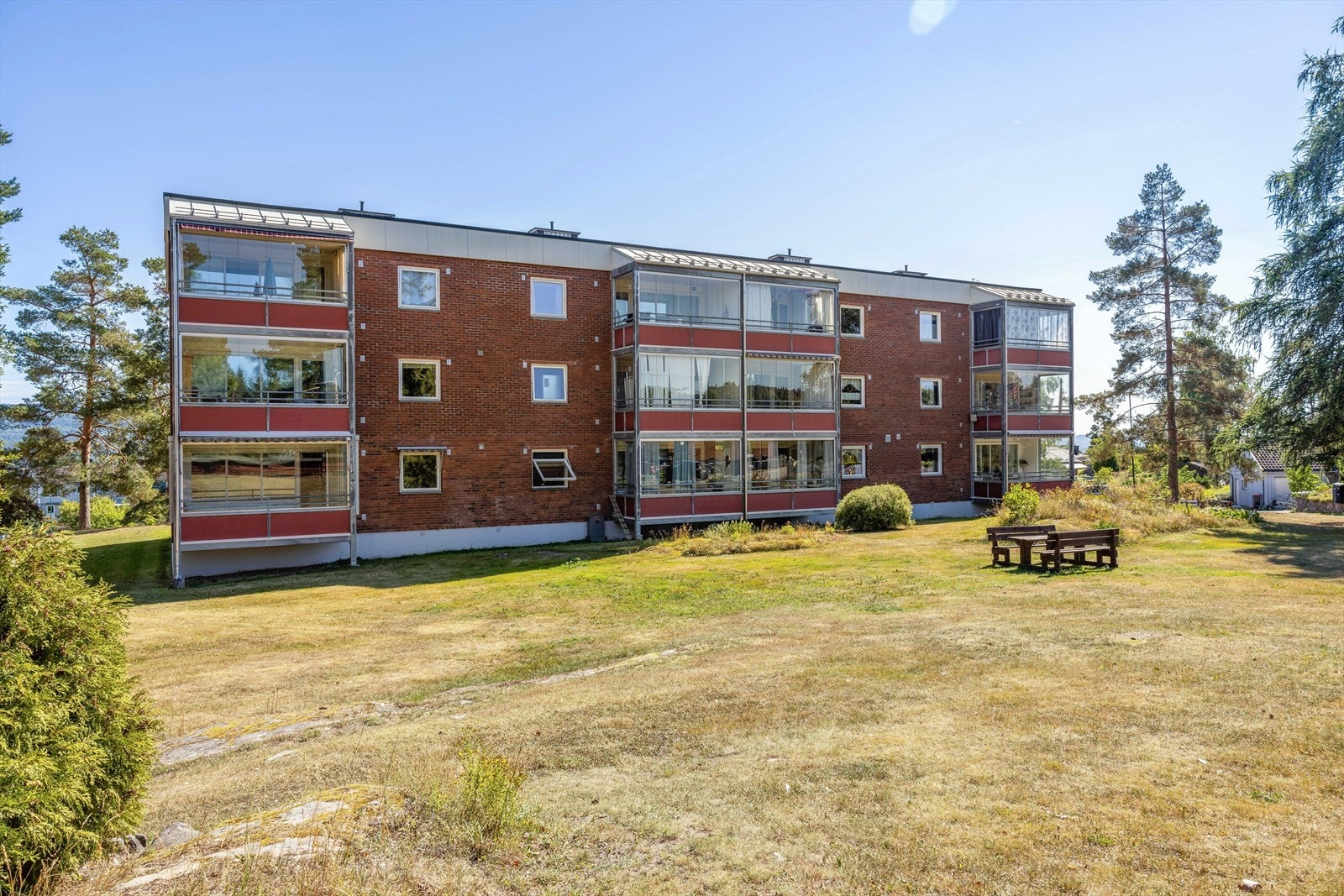 På Gulset er det bydelssenter med dagligvareforretningene KIWI og Coop Prix, kafé, frisør, apotek og tannlege. Galleribilde