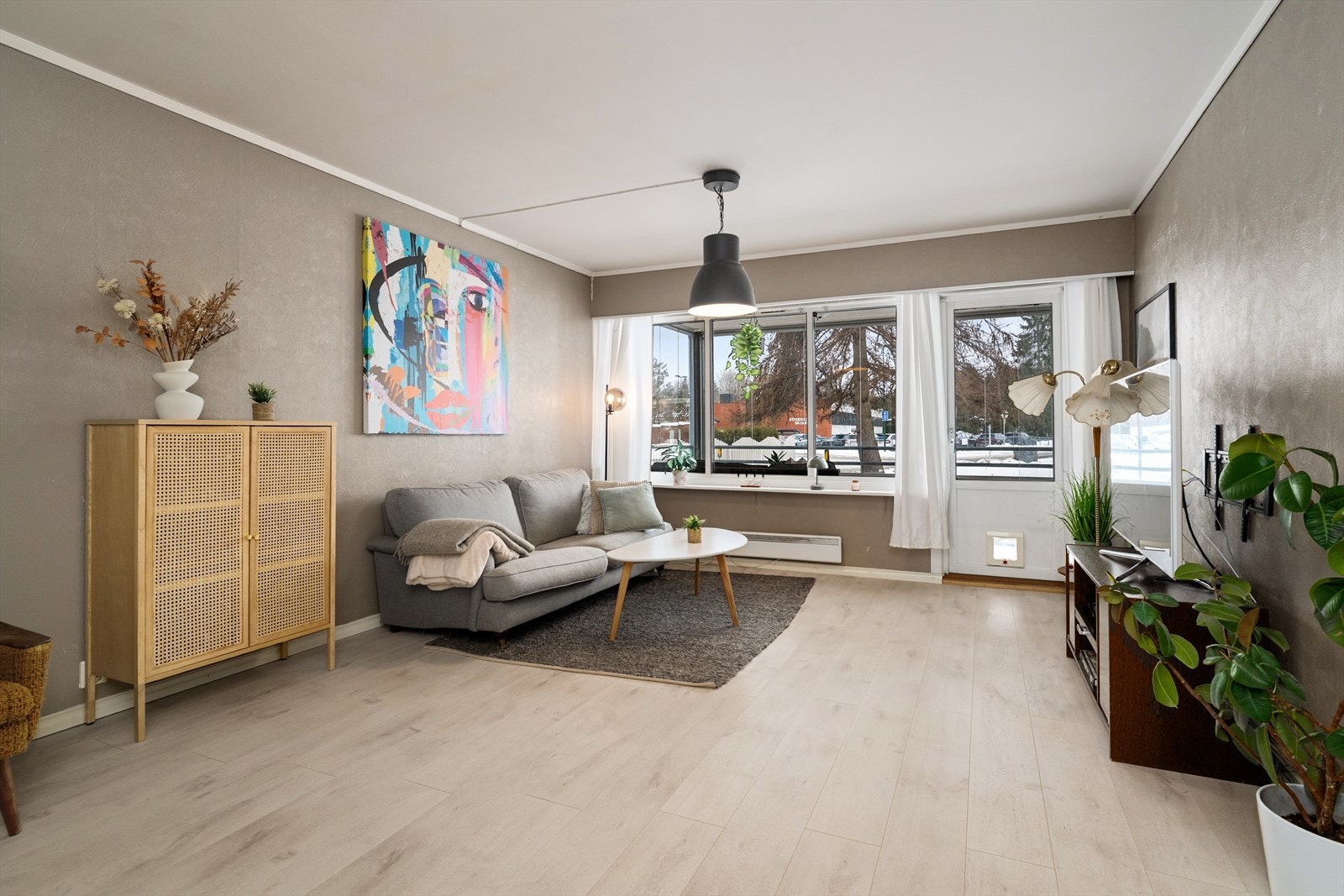 Leiligheten fremstår lys og trivelig med en praktisk og fin beliggenhet i 1. etasje. Stuen er malt opp i en tidsriktig og delikat fargetone. Galleribilde