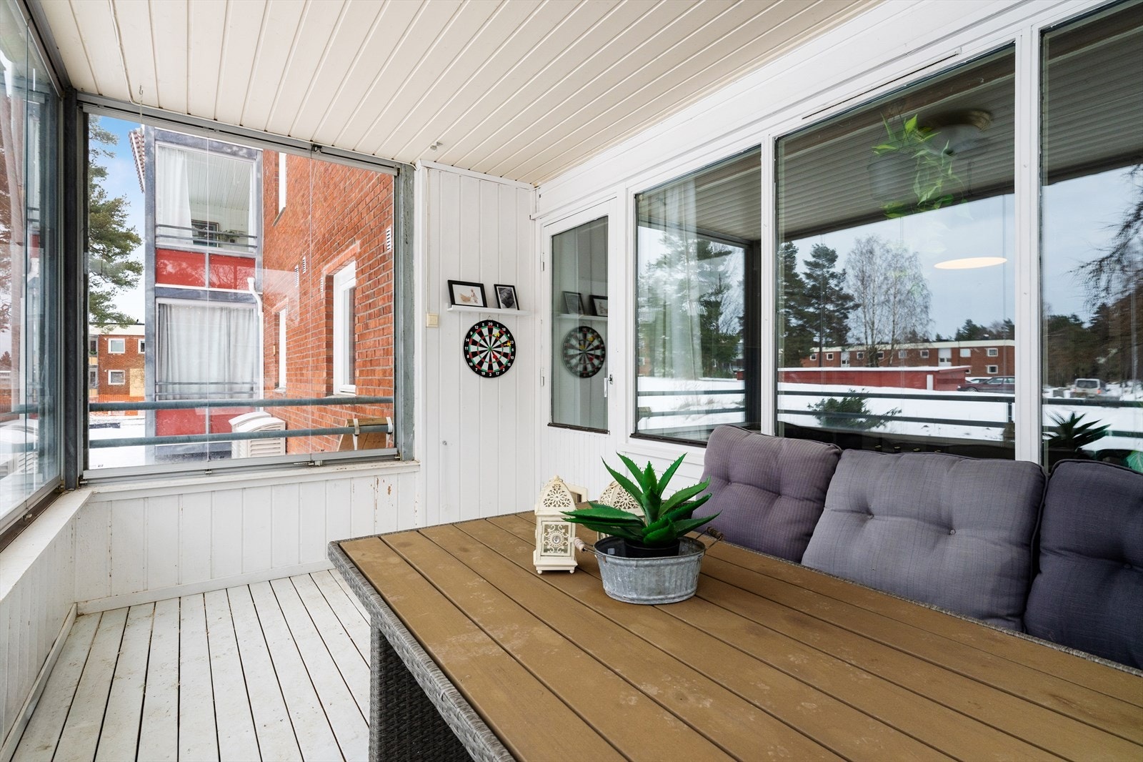 Balkongen har glass som kan skyves helt til siden hvor du kan åpne opp etter ønske Galleribilde