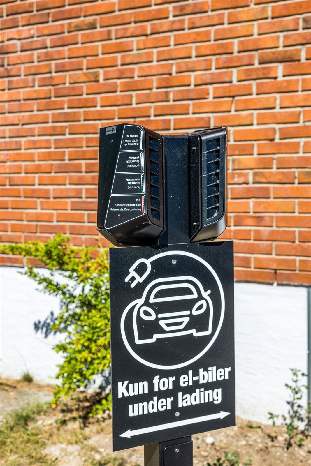 Lading av el-bil, det er 2 ladeplasser pr blokk (16 stk total). Galleribilde