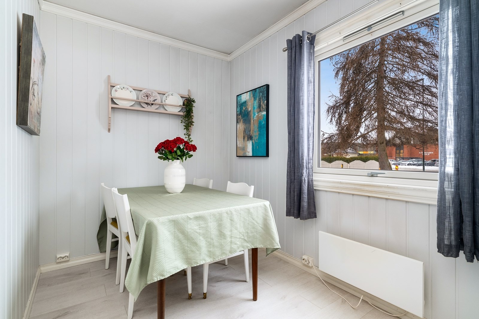 Kjøkkenet er romslig og har fin plass til spisebord. Galleribilde