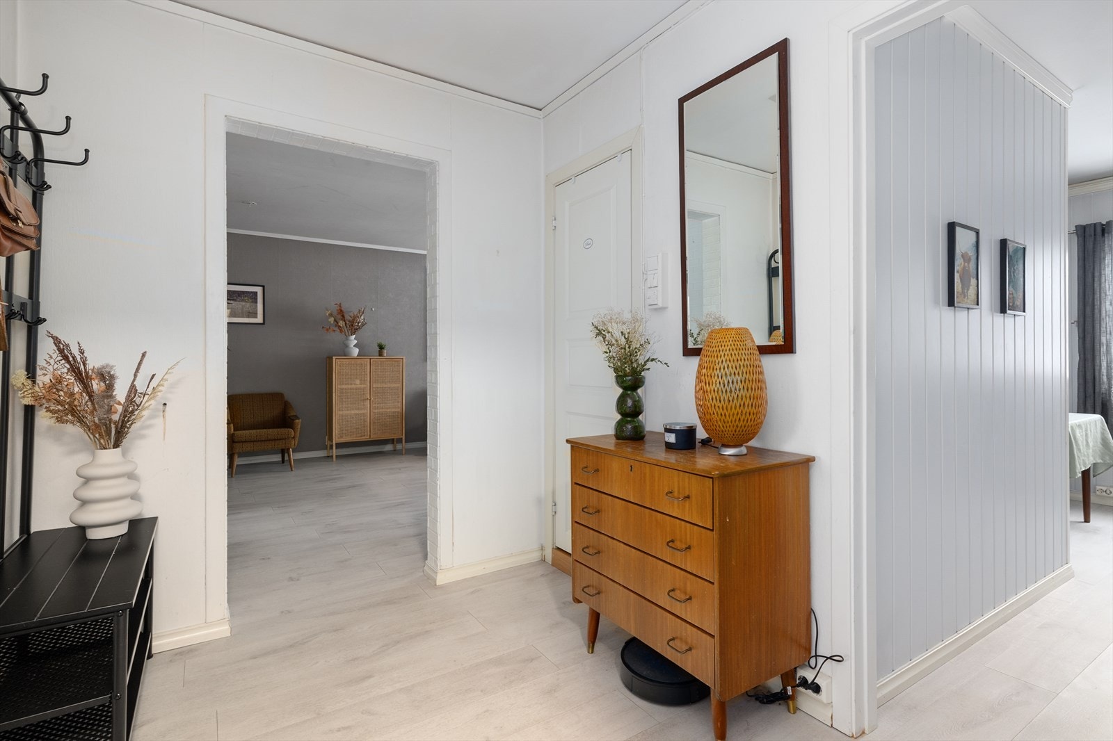 Fra entré er det videre tilkomst til toalettrom, bad, kjøkken, soverom og stue. Galleribilde