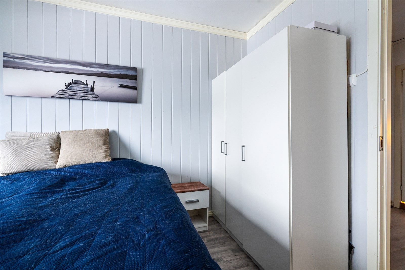 Soverommene har fin oppbevaringsplass for klær, hvor ett av soverommene har plassbygget garderobeskap og det andre har frittstående garderobe. Galleribilde