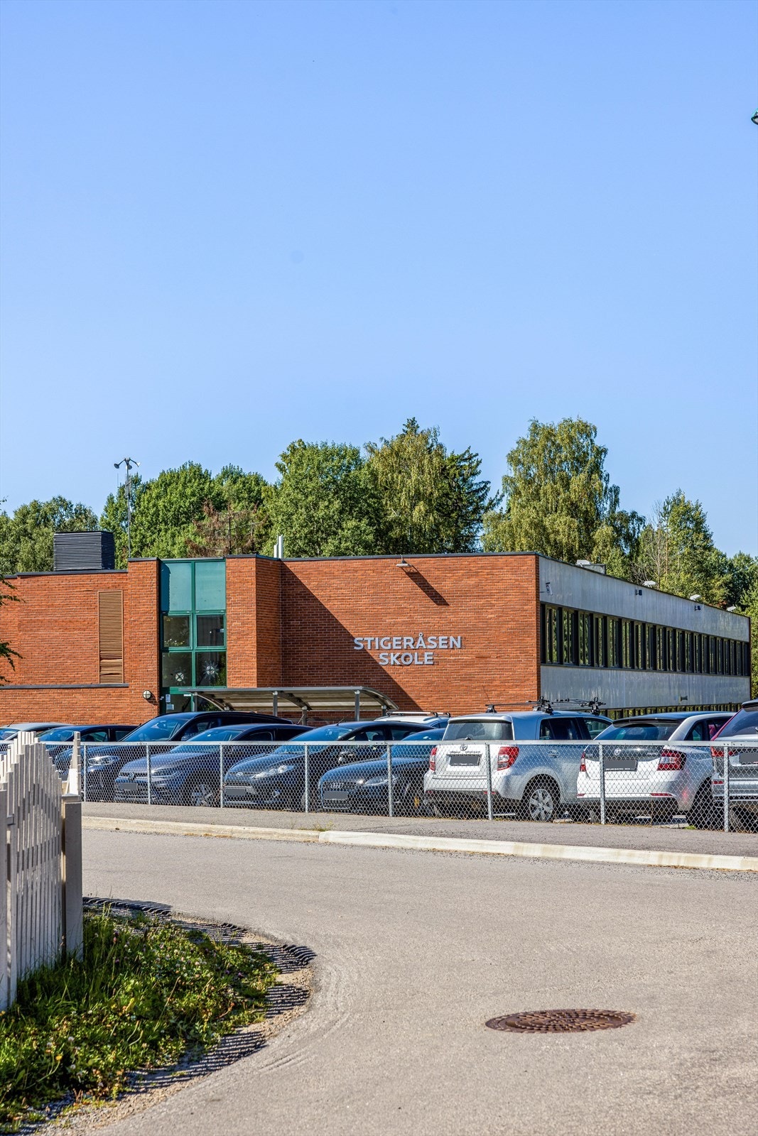 Leiligheten ligger i et barnevennlig og attraktivt område med kort vei til de fleste fasiliteter. I nærområdet har man barnehager, og rett borti gata ligger Stigeråsen barneskole. Galleribilde