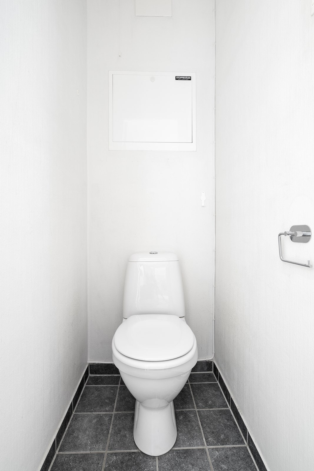 Toalettrommet ligger praktisk til i entré og er innredet med gulvmontert toalett. Galleribilde