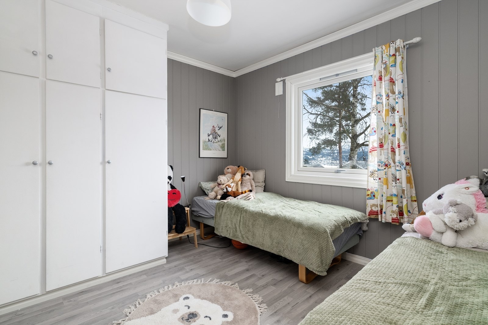 Overflater på soverommene består av laminat på gulv, mdf-panel på vegg og malt pusset betong i himling. Galleribilde