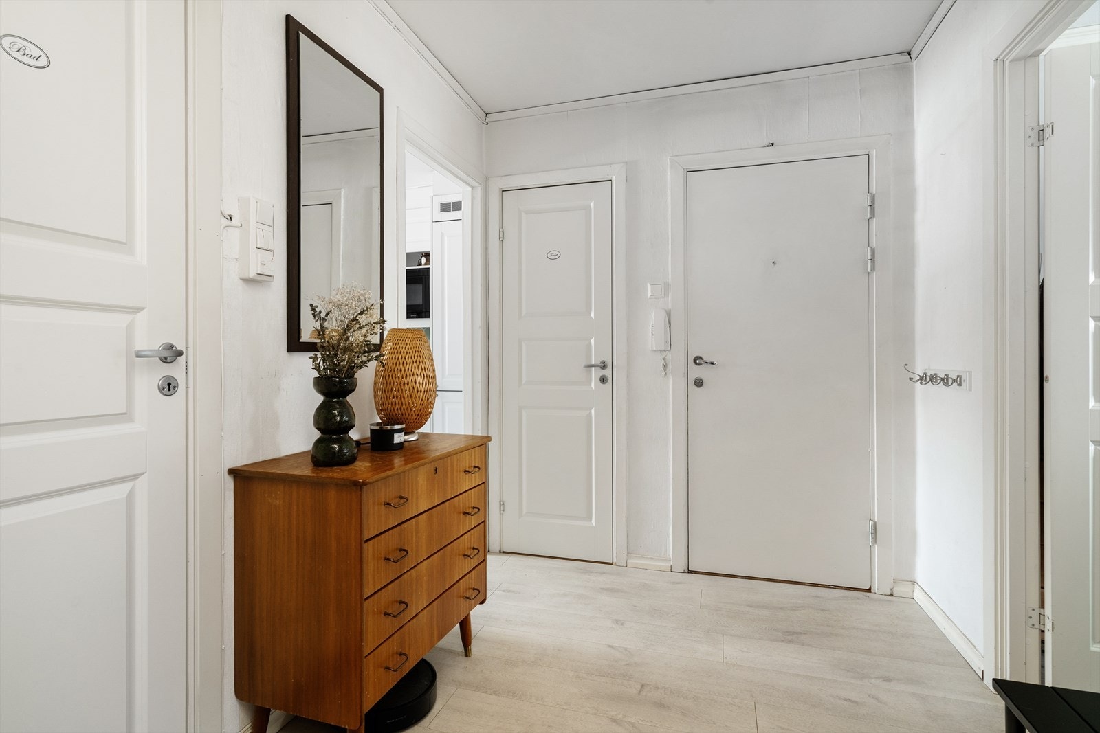 Fra fellestrappegang kommer du inn til en lys og hyggelig entré. Her er det fin plass til både sko- og yttertøy. Galleribilde