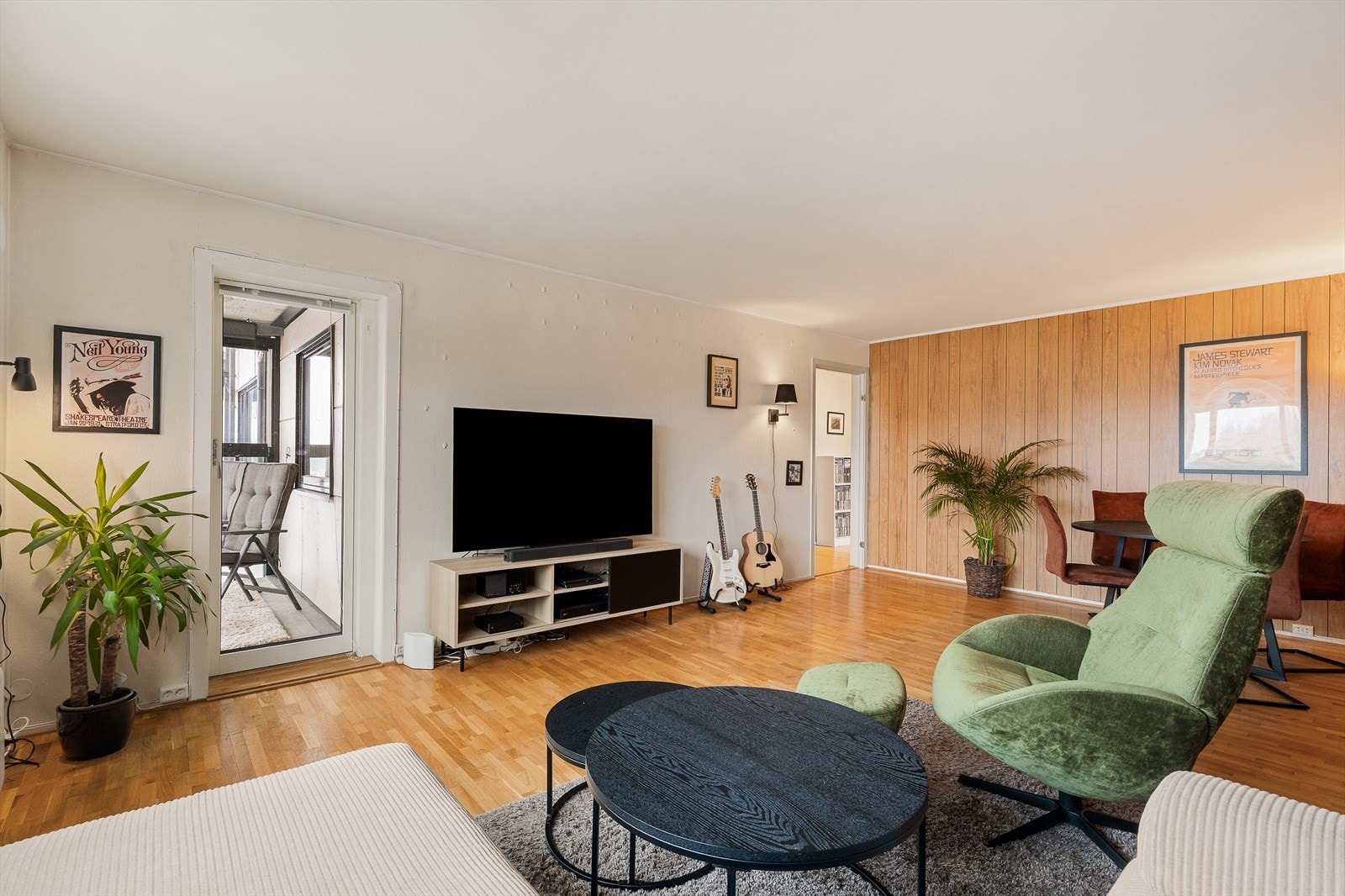 Romslig stue med naturlig lysinnslipp. Utgang til romslig innglasset balkong. Galleribilde